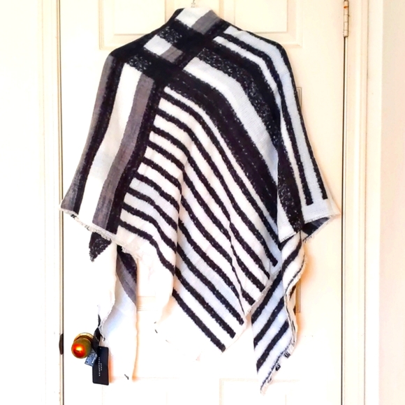 NWT. Zara Large black and white wrap/scarf with stripes. - Picture 4 of 4